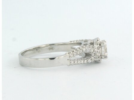 14k witgouden entourage ring bezet met briljant geslepen diamant 0.39 ct en briljant geslepen diamanten 0.32 ct