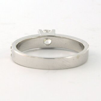 18 kt white gold ring set with brilliant cut diamonds. 0.31 ct and brilliant cut diamonds 0.18 ct