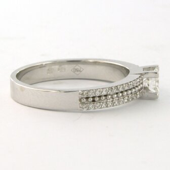 18 kt white gold ring set with brilliant cut diamonds. 0.31 ct and brilliant cut diamonds 0.18 ct