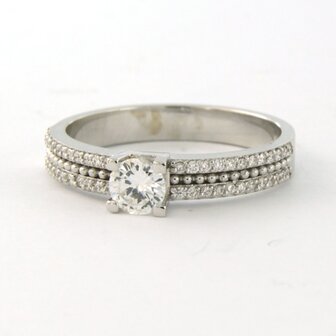 18 kt white gold ring set with brilliant cut diamonds. 0.31 ct and brilliant cut diamonds 0.18 ct