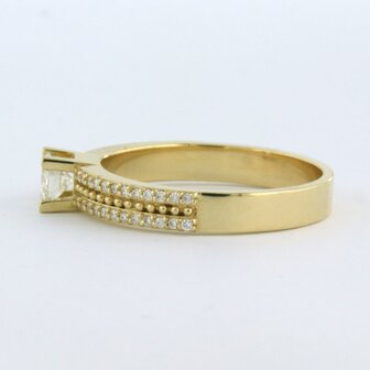 18k geel gouden ring bezet met briljant geslepen diamant 0.32 ct en briljant geslepen diamanten 0,14 ct