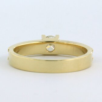 18k geel gouden ring bezet met briljant geslepen diamant 0.32 ct en briljant geslepen diamanten 0,14 ct