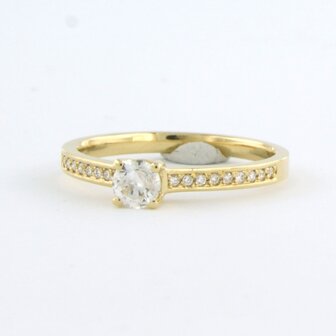 18 kt yellow gold ring set with brilliant cut diamond 0.29 ct and brilliant cut diamonds 0.10 ct