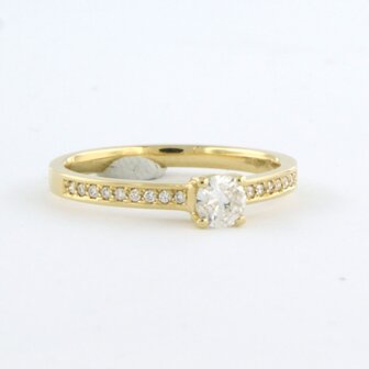 18 kt yellow gold ring set with brilliant cut diamond 0.29 ct and brilliant cut diamonds 0.10 ct