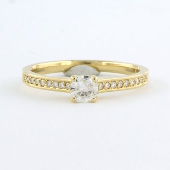 18 kt yellow gold ring set with brilliant cut diamond 0.29 ct and brilliant cut diamonds 0.10 ct