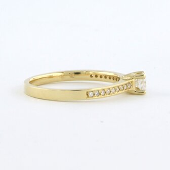 18 kt yellow gold ring set with brilliant cut diamond 0.29 ct and brilliant cut diamonds 0.10 ct