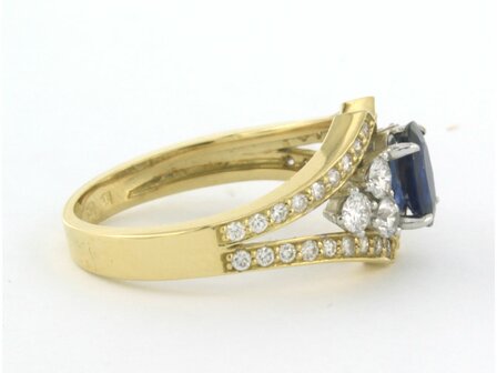 18k bicolor gouden entourage ring met saffier 0,69ct en briljant geslepen diamant 0.70 ct