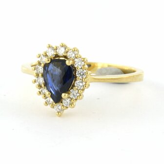 18 kt yellow gold entourage ring with sapphire 0.65 ct and brilliant cut diamonds 0.26 ct