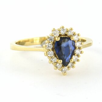 18 kt yellow gold entourage ring with sapphire 0.65 ct and brilliant cut diamonds 0.26 ct