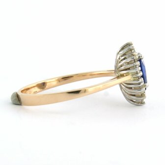 18k bicolor gouden entourage ring met saffier 0.65 ct en briljant geslepen diamanten 0,26ct