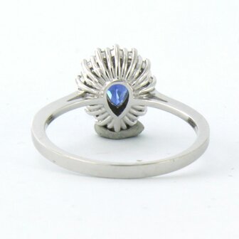 18k wit gouden entourage ring met saffier 0.70 ct en briljant geslepen diamant 0.28 ct