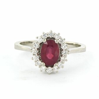 18K WIT GOUDEN ENTOURAGE RING MET ROBIJN 1.27 CT EN BRILJANT GESLEPEN DIAMANT 0.28 CT