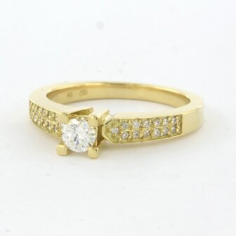 18k geel gouden ring bezet met briljant geslepen diamant 0,23ct en briljant geslepen diamanten 0.10 ct