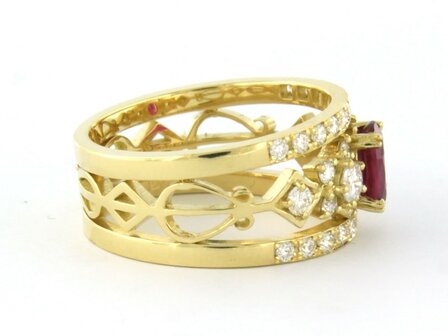 18k geel goud band ring met centraal robijn en briljant geslepen diamant 0.80ct