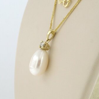 14 kt red gold necklace with pendant with pearl and diamond 0.10 ct