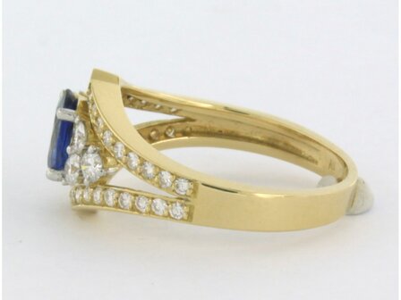 18 kt bicolour gold ring with central sapphire and brilliant cut diamond 0.64 ct