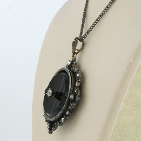 Zilveren collier en hanger bezet met onyx, Bolsjewiek en roos geslepen diamant