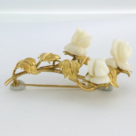 18 kt gold brooch set with white coral cut in flower head