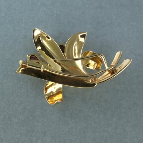 18k gouden broche bezet met granaat en Bolsjewiek geslepen diamant tot. 0.05ct