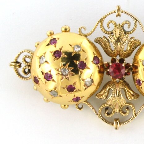 14 kt yellow gold brooch set with ruby ​​and diamond in total approx. 0.03 ct