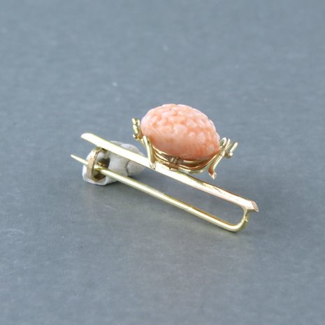 14k yellow gold brooch set with coral