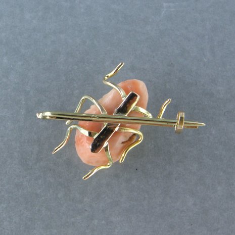 14k yellow gold brooch set with coral