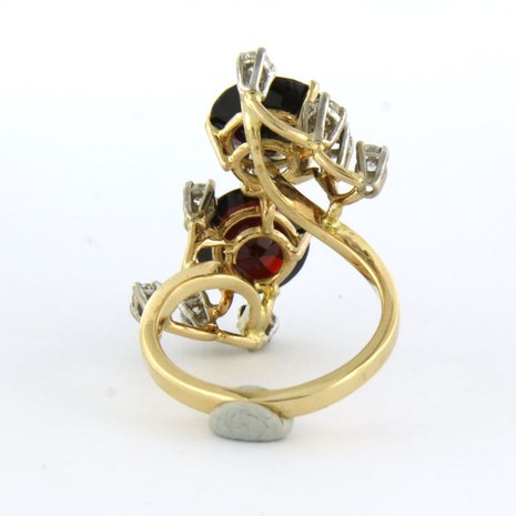 14k bicolour gouden ring bezet met granaat tot. 4,56ct en briljant geslepen diamanten tot. 0,36ct