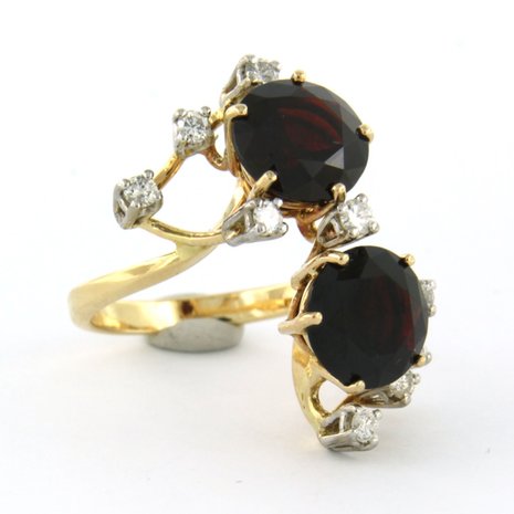 14k bicolour gouden ring bezet met granaat tot. 4,56ct en briljant geslepen diamanten tot. 0,36ct