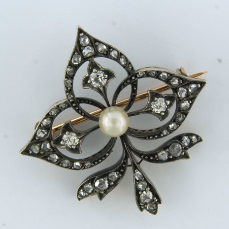 18 kt yellow gold with silver brooch in a French lely shape set with pearl and old mine cut and rose cut diamond