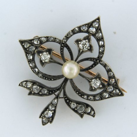 18 kt yellow gold with silver brooch in a French lely shape set with pearl and old mine cut and rose cut diamond