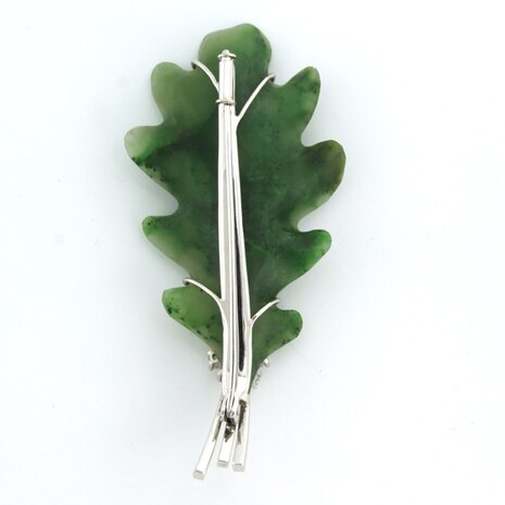 18 kt white gold brooch set with moss agate and brilliant cut diamond, approx. 0.20 ct in total