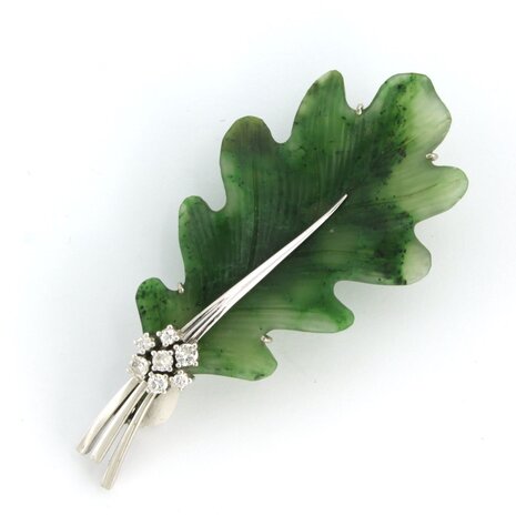 18 kt white gold brooch set with moss agate and brilliant cut diamond, approx. 0.20 ct in total