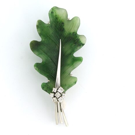 18 kt white gold brooch set with moss agate and brilliant cut diamond, approx. 0.20 ct in total