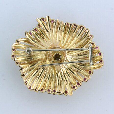 18K geel gouden broche bezet met robijn en briljant geslepen diamant tot. 1,00ct