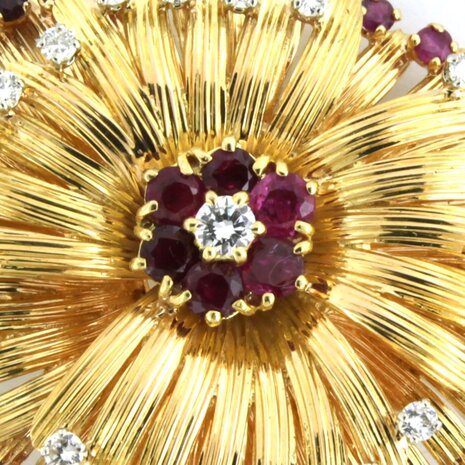 18K yellow gold brooch set with ruby ​​and brilliant cut diamond