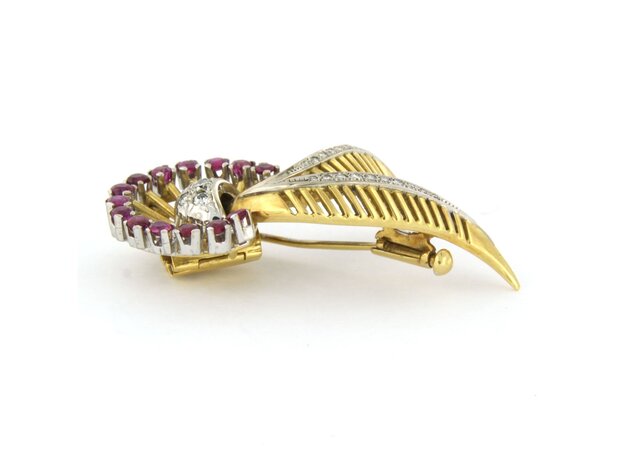 Bicolor gold retro brooch set with ruby ​​and brilliant and single cut diamonds. 0.40ct