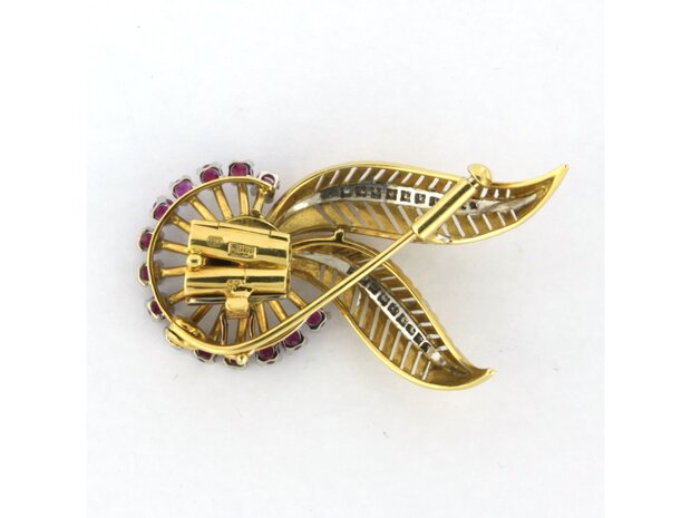 Bicolor gold retro brooch set with ruby ​​and brilliant and single cut diamonds. 0.40ct