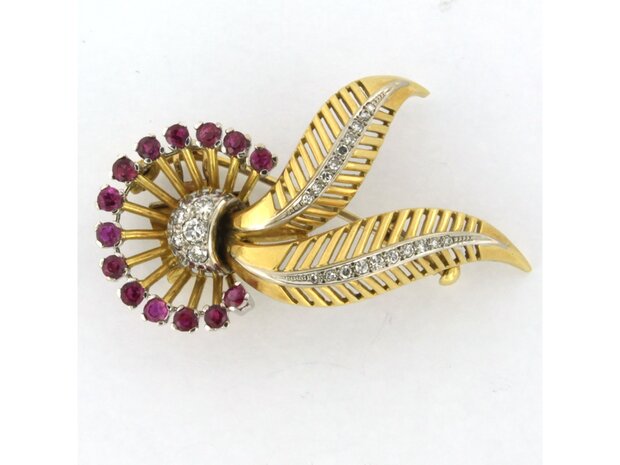 Bicolor gold retro brooch set with ruby ​​and brilliant and single cut diamonds. 0.40ct