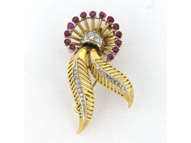 Bicolor gold retro brooch set with ruby ​​and brilliant and single cut diamonds. 0.40ct