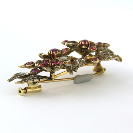 18k yellow gold branch brooch set with ruby ​​and diamond tot. 0.50ct