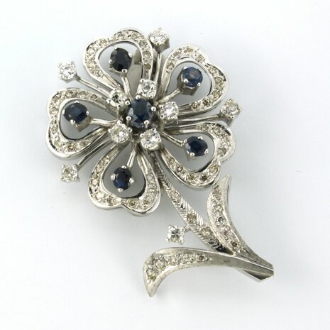 14k white gold brooch in the shape of a flower set with sapphire and brilliant cut diamonds