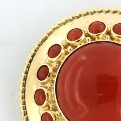 14 kt yellow gold brooch set with coral