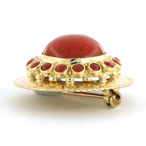 14 kt yellow gold brooch set with coral