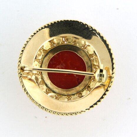 14 kt yellow gold brooch set with coral