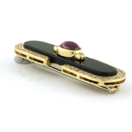 18k yellow gold brooch with onyx, ruby ​​and brilliant cut diamond