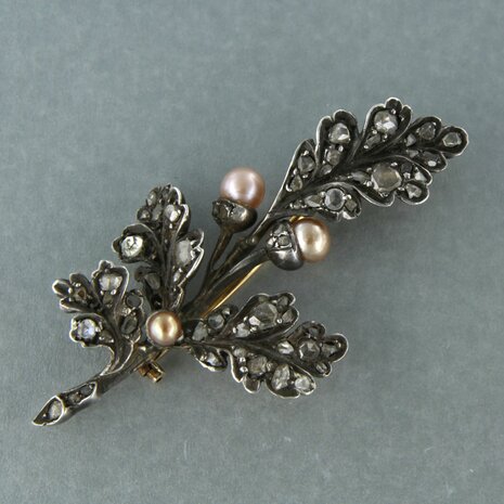 Goud met zilver broche bezet met parel en rose cut geslepen diamanten tot. 0,50ct