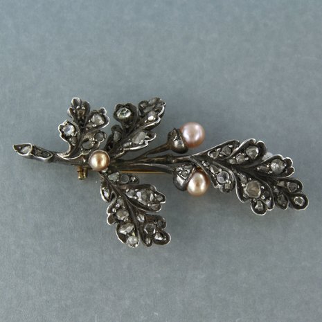 Gold and silver brooch set with pearl and rose cut diamonds. 0.50ct