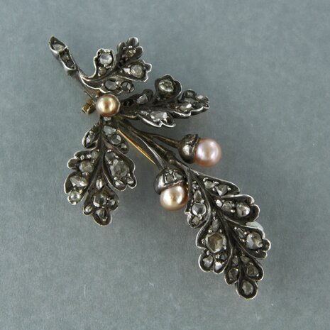 Gold and silver brooch set with pearl and rose cut diamonds. 0.50ct