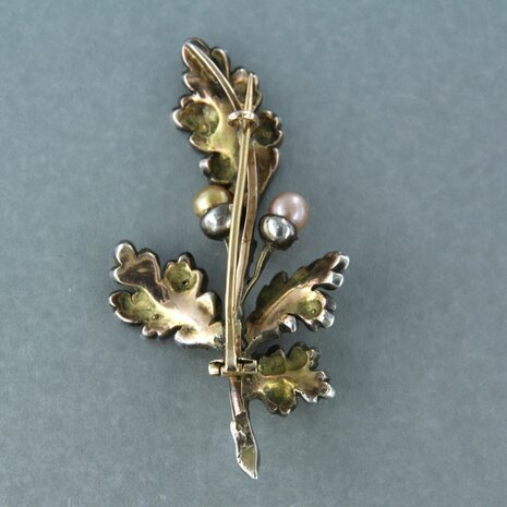 Goud met zilver broche bezet met parel en rose cut geslepen diamanten tot. 0,50ct