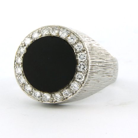 18k white gold men's ring set with onyx and a brilliant-cut diamond entourage. 0.50ct